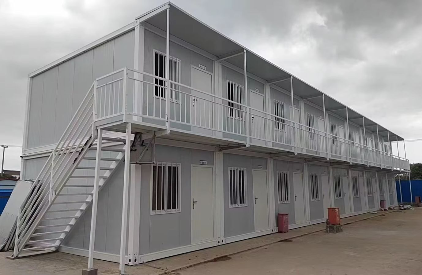 Glass curtain wall container unit with aluminium framing